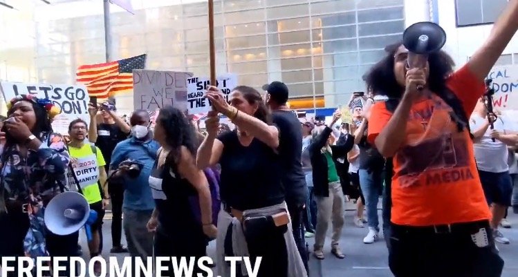 “Defund the Media!” – Anti-Vax Mandate Protesters Gather Outside New York Times Building (VIDEO)