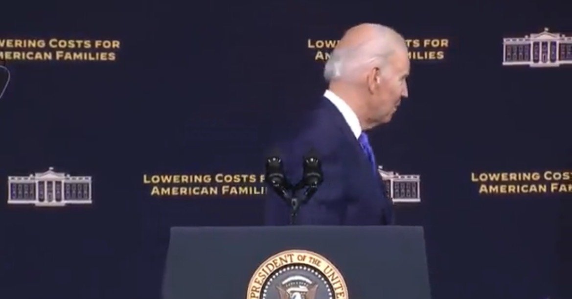 Biden Wanders Around Lost.. AGAIN Before Shuffling Off Stage After Speech at Green River College (VIDEO)