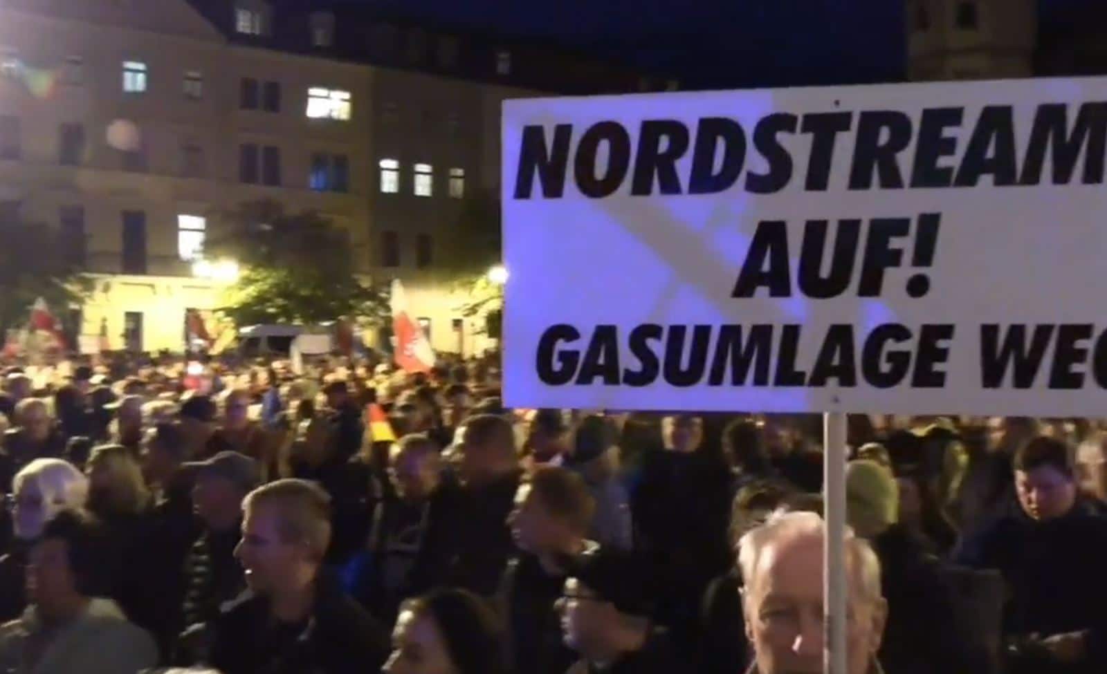 “Without Russian Gas, Our Economy Will be Dead!” – Thousands of Protesters March in Eastern German States Against Soaring Energy Prices the Night Before Nord Stream Blasts