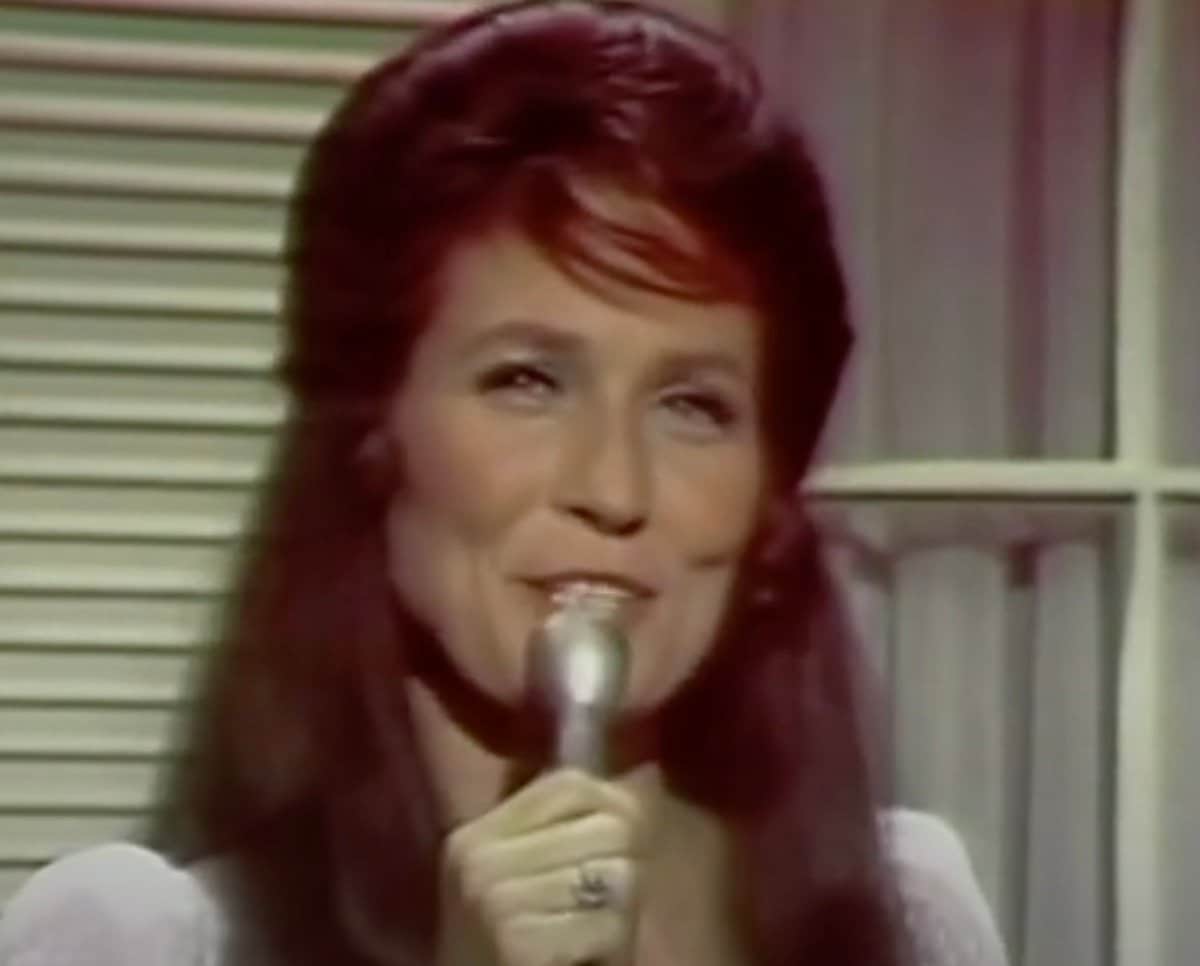 Country Great Loretta Lynn Dead at 90 – A “Coal Miner’s Daughter” – VIDEO