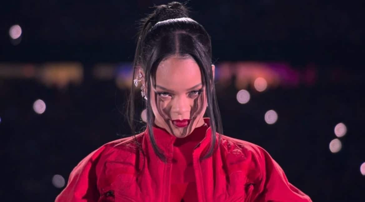 Rihanna’s Super Bowl Halftime Show Performance a Total Flop (VIDEO)