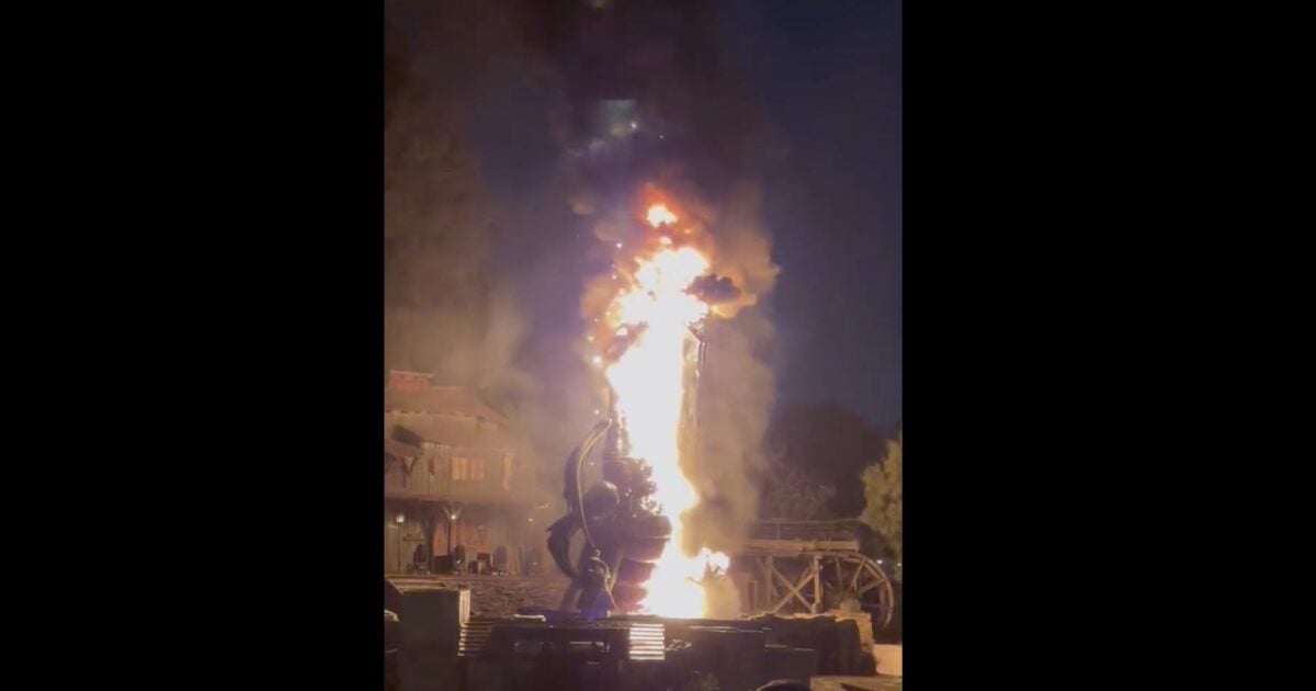 Massive Fire Breaks Out During Performance at Disneyland in California (VIDEO)